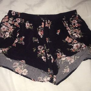 Medium flowery summery flowy shorts!